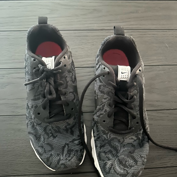 Nike running shoe - Picture 1 of 3